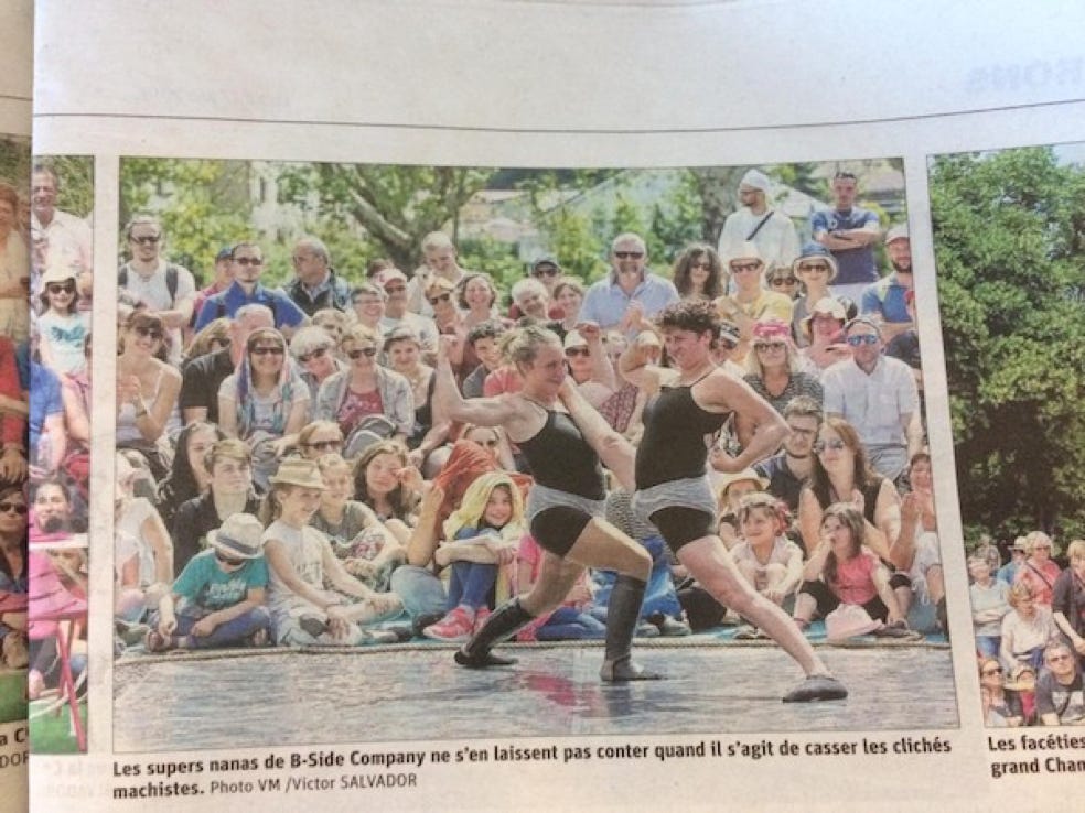 article de journal sur le spectacle femme au volant de la b-side company